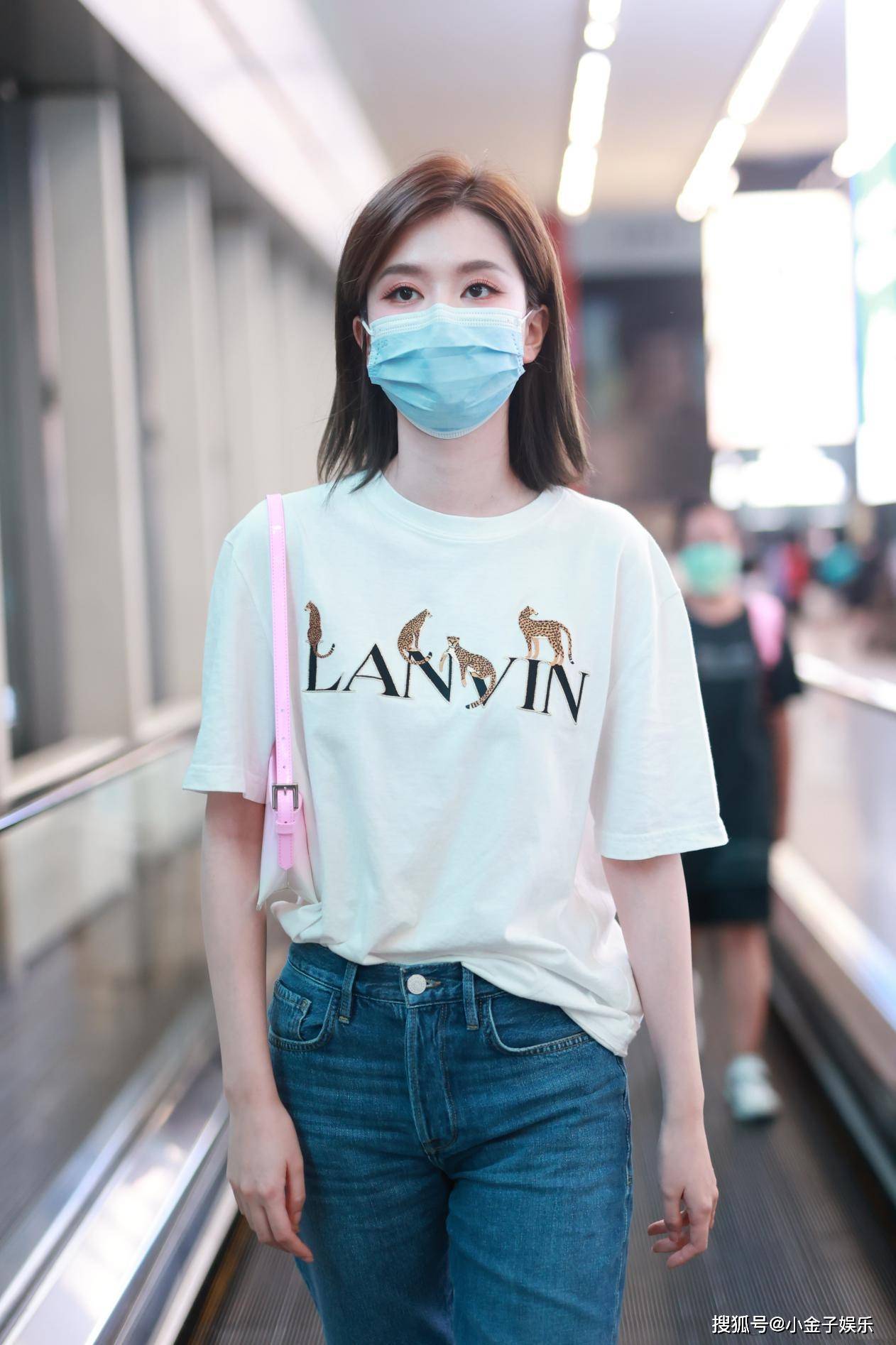 乔欣最新机场照片曝出,格子短裙搭配黑丝袜高跟鞋,网友:太土了_金子