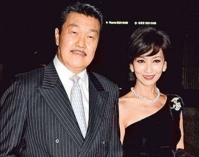 她曾和赵雅芝齐名,事业巅峰隐退,结婚37年无子,丈夫不离不弃_黄杏秀