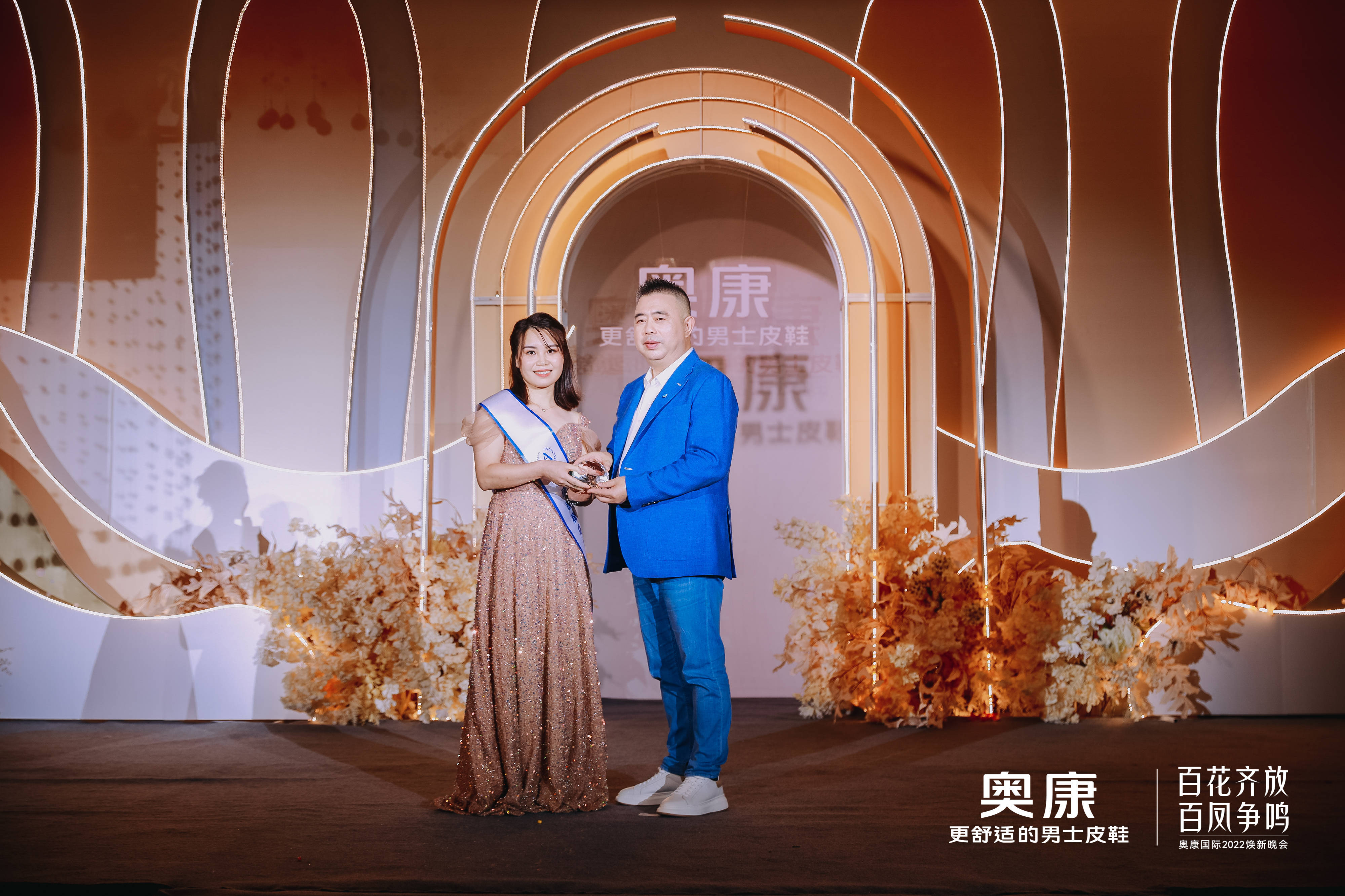 为了纪念这一刻,为了感谢女神们的倾情付出,奥康国际董事长