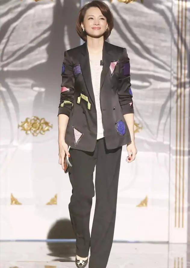 董卿罕见机场秀星范儿,长腿比例优越,卖6000万豪宅也挡不住贵气_散发