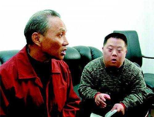 如今20多年过去了,舟舟也逐渐消失在大众视野中,他的母亲去世了,乐团