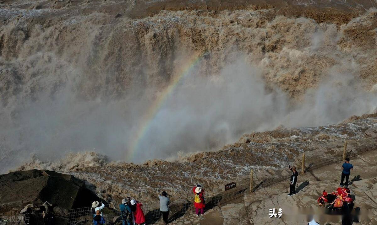 黃河干流水勢浩蕩,奔騰咆哮的黃河水在壺口瀑布翻滾而下,飛濺的浪花和