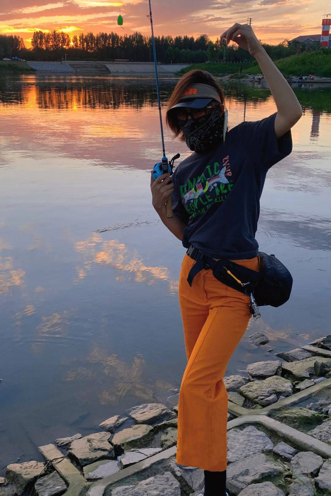 在溪流路亚中,wheretakeoff 却用绿色sekoya涉水鞋,搭配gentle