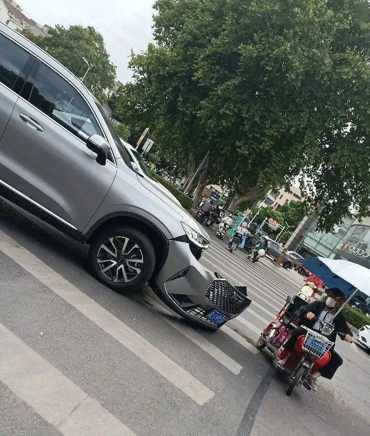 镇江发生一起车祸!