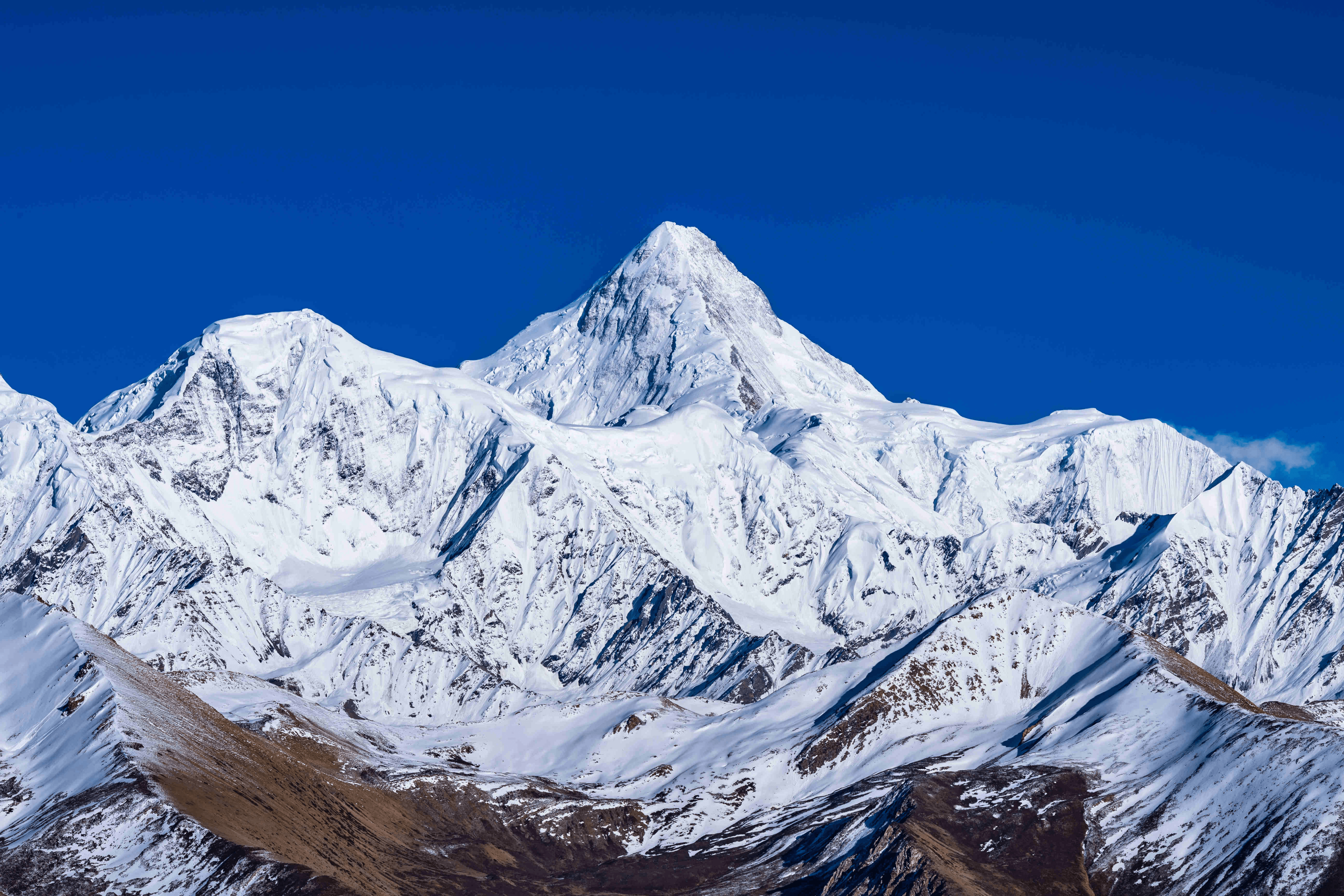 高差最大的山海螺沟便是这些冰川群中最大的一条贡嘎山的周围形成了70