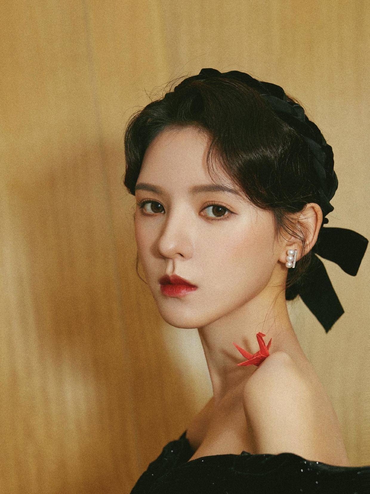 被张予曦迷倒了,穿时尚绒泡泡袖连衣裙,不愧是王思聪最美前女友_剪裁