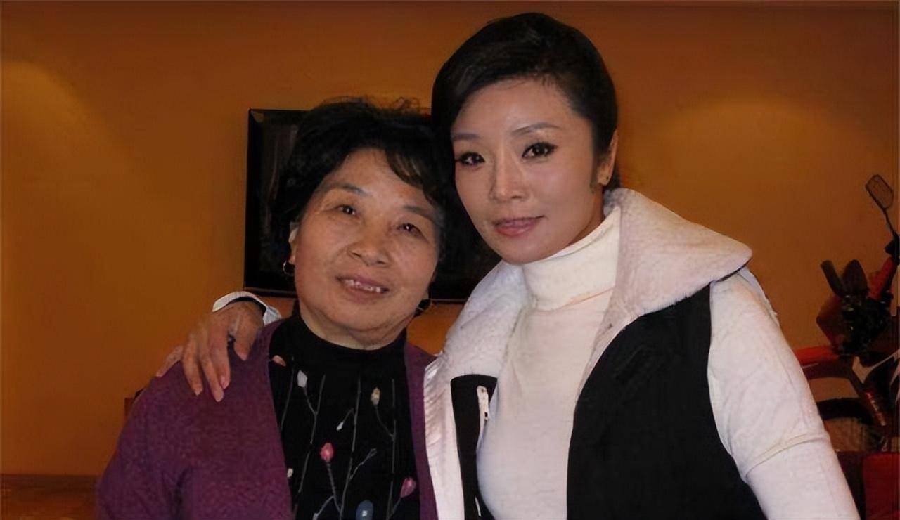 连登14年春晚,事业大好的歌唱家李丹阳,56岁还未成家遗憾至今_父母