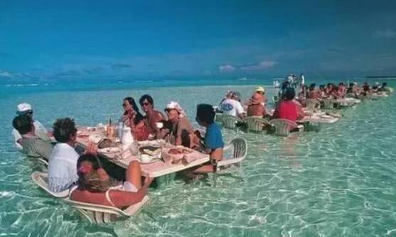 这家餐厅沉浸在海水中，全世界只有一家，游客：我怕被冲走