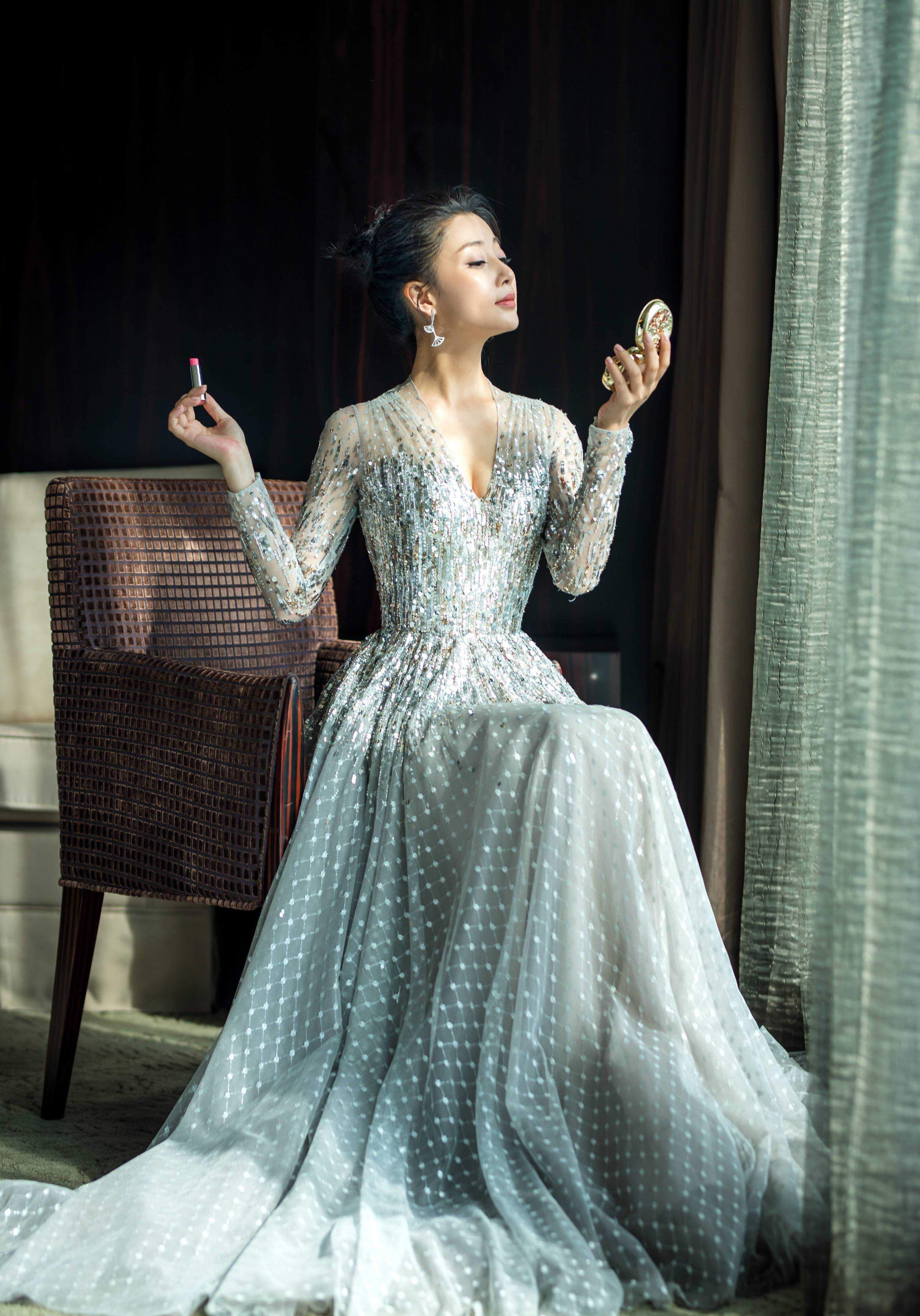 看电视看不出,照片上殷桃是非常的性感丰满的.长裙曳地,妆容精致.