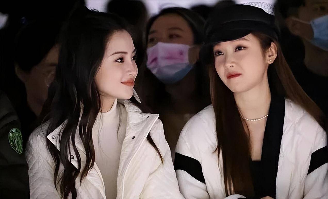 angelababy与郑秀妍互加好友,瞬间露出粉丝般娇羞模样,互动可爱