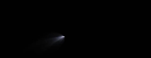 新疆多地拍到空中巨大发光不明飞行物，网友：外星人开远光灯了？