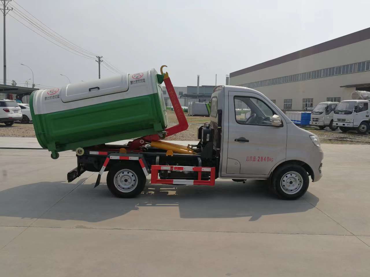 国六重庆长安跨越车厢可卸式垃圾车,简称勾臂垃圾车_搜狐汽车_搜狐网