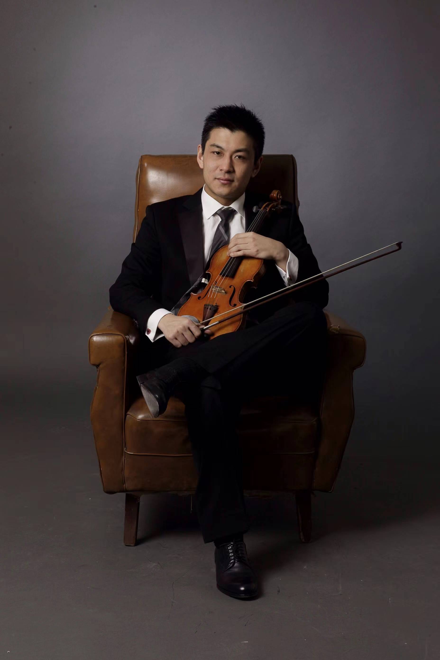 9岁考入上音附小,先后师从吴菲菲教授,周彬佑教授,郑石生教授,丁芷诺