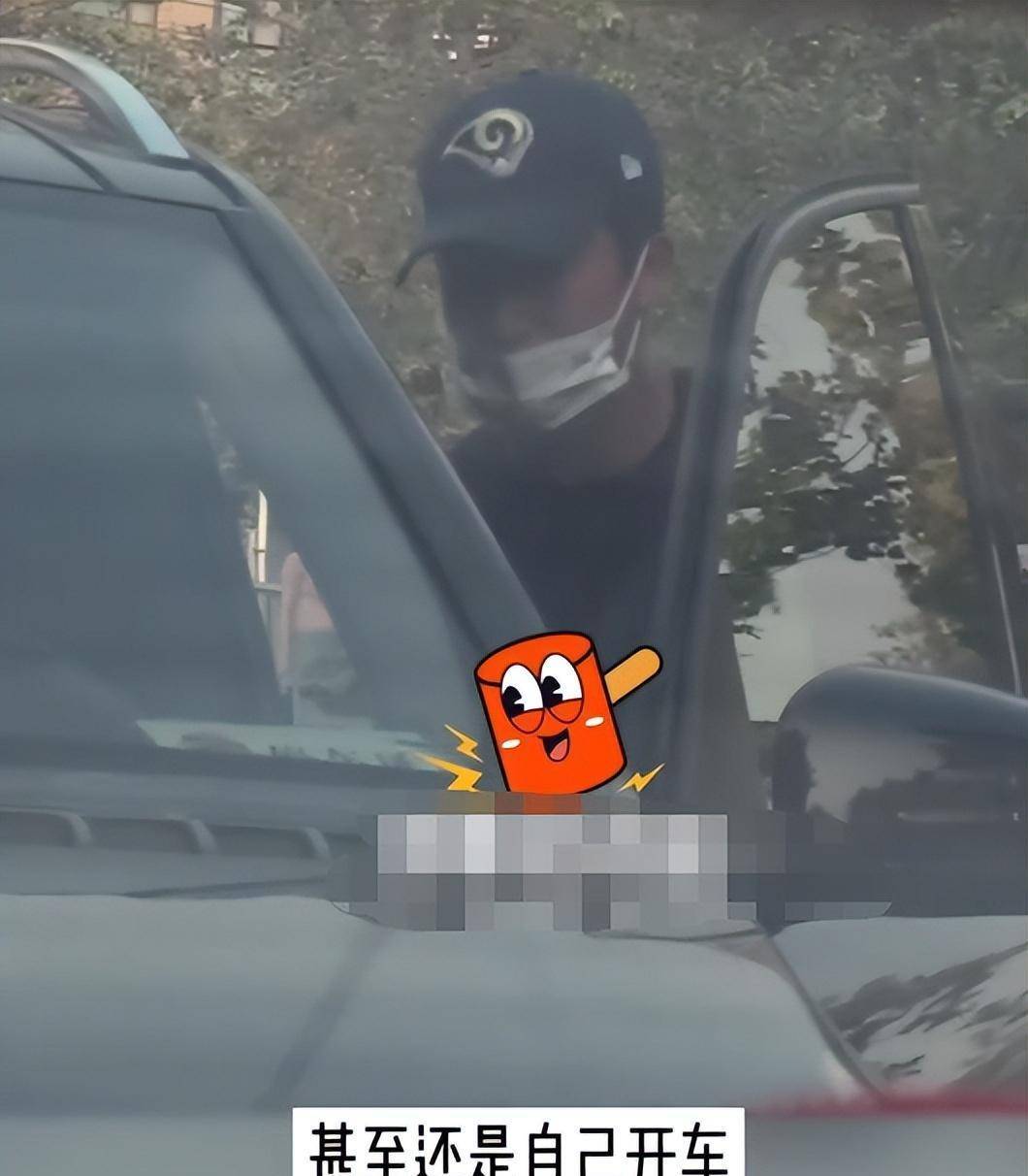 吴京拄着拐杖被拍到做核酸,他被怀疑因工作而导致腿部和脚部受伤,一个