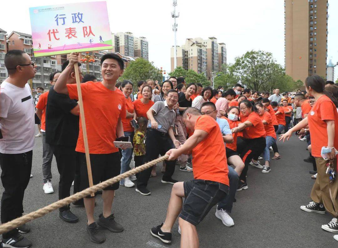 拔河比赛进行中,快来告诉小编你要支持哪队吧!_上场比赛_参赛_开幕式