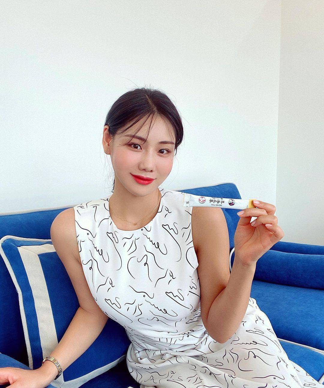记住裙子的长度不要超过大腿根部看上去才不会显得很拖沓女孩子露出