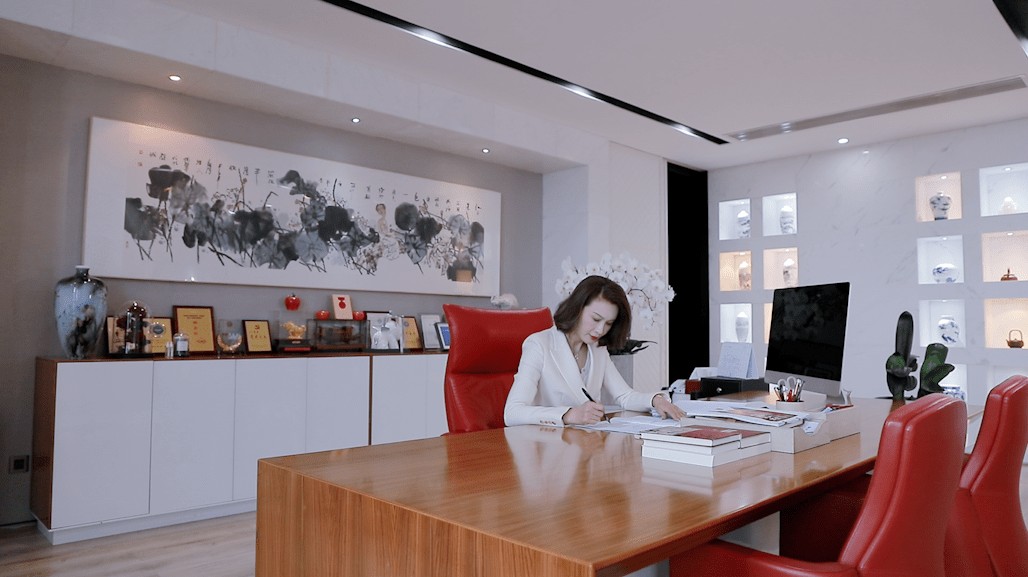 陈晓是湖南宾之郎实业集团有限公司董事长,总裁,湘潭浙江商会会长,省