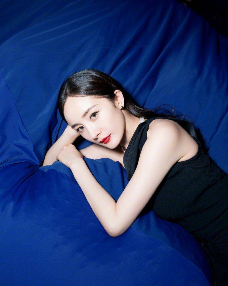 杨幂少女装扮拍策划,遭网黑:有生之年老最快的女星_眼窝_眼影_位置