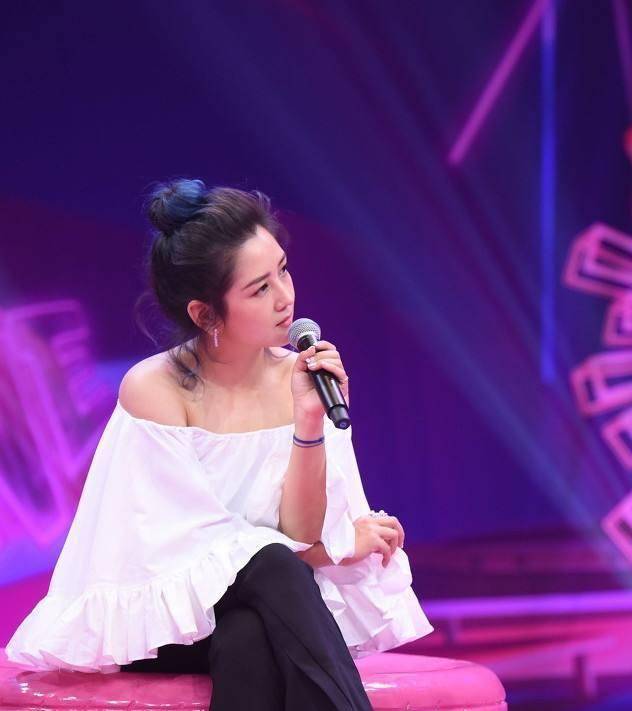 何洁穿一字肩黑白撞色连衣裙出镜,瘦出骨感美,锁骨美成亮点_造型_女生