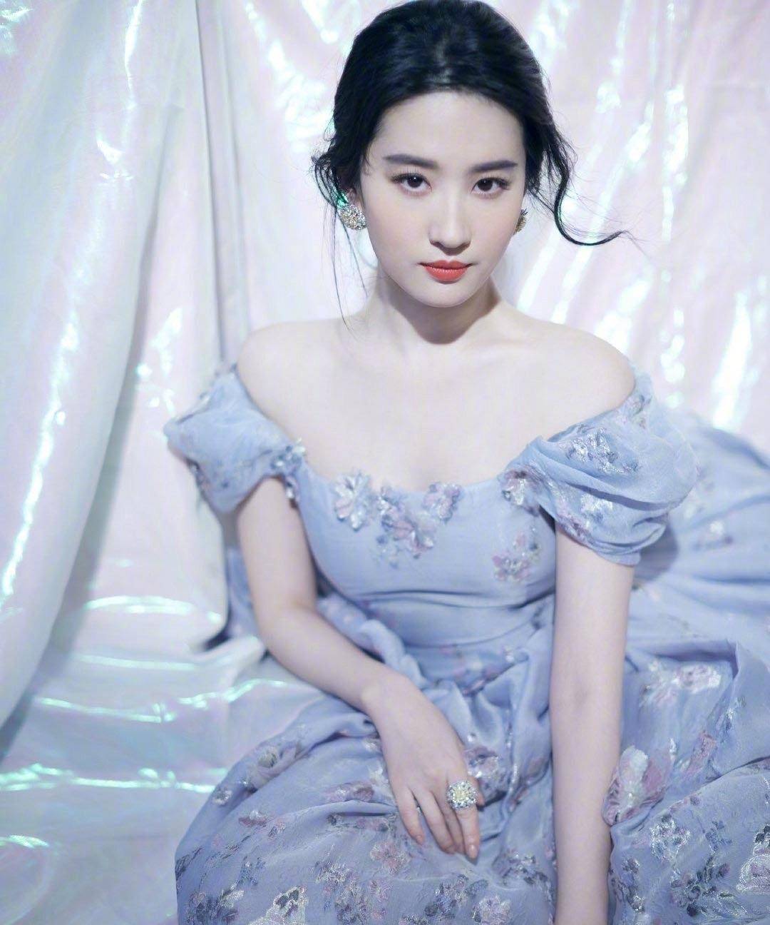 神仙姐姐营业了,刘亦菲晒自拍,微微一笑恬静美好,少女感十足_气质