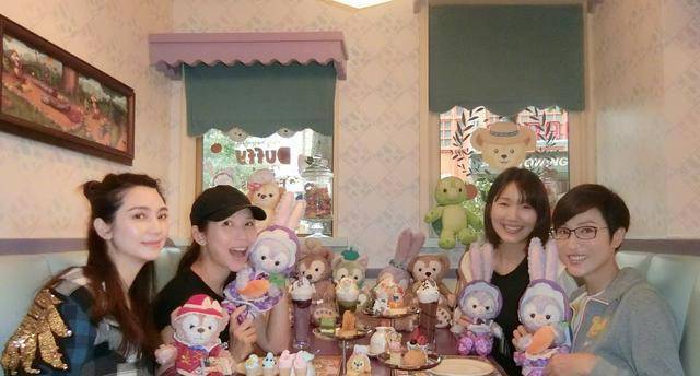 之一蔡少芬在社交平台上晒出一组与港普姐妹共同出游迪士尼的照片