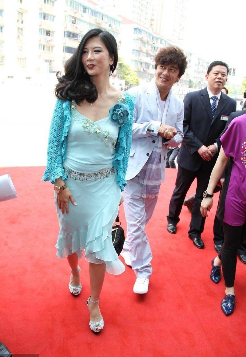 她曾是金马影后,与周星驰合作打破收视纪录,如今57岁依旧高贵_吴家丽