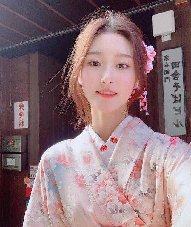 她就是零零后美女网红@林真yalan,原名彭雅兰,出生在四川