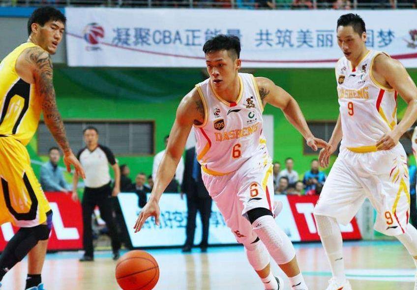 29岁篮球男神,背井离乡辗转3支球队,妻子貌美如花,是选美亚军_周仪翔