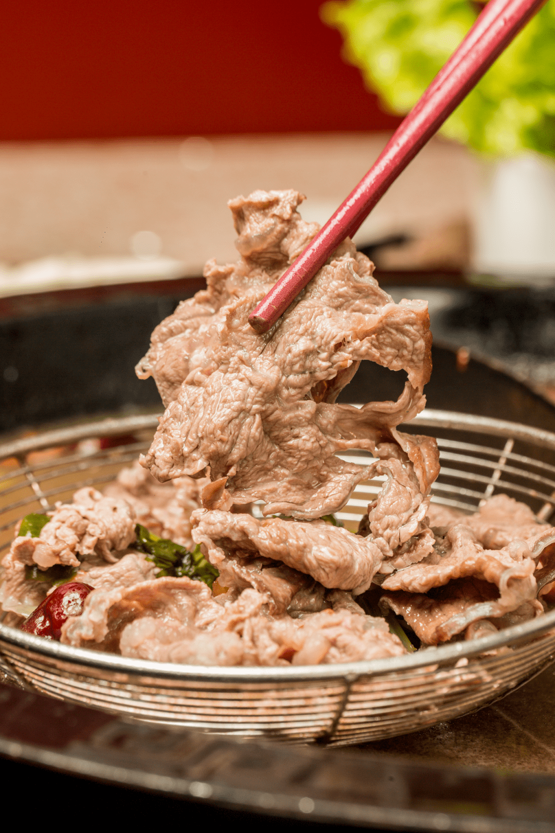 牛肉火锅,当然最讲究的就是一个"鲜"字,牛肉汤底用牛大骨足足熬制6h