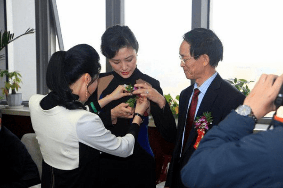央视主持人桑晨:21岁进央视,工作28年零绯闻,丈夫身份至今成谜_节目