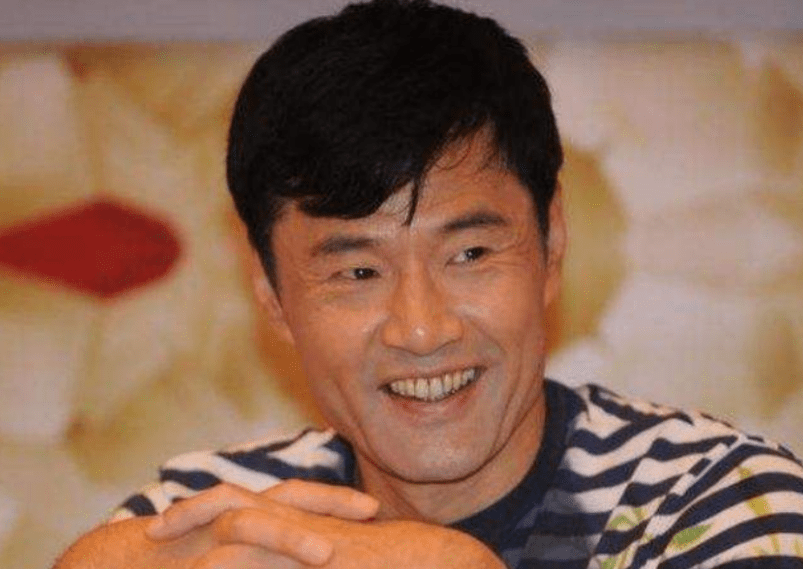 64岁于荣光离婚后罕露面,时隔23年与王思懿重聚,精神奕奕状态好_余