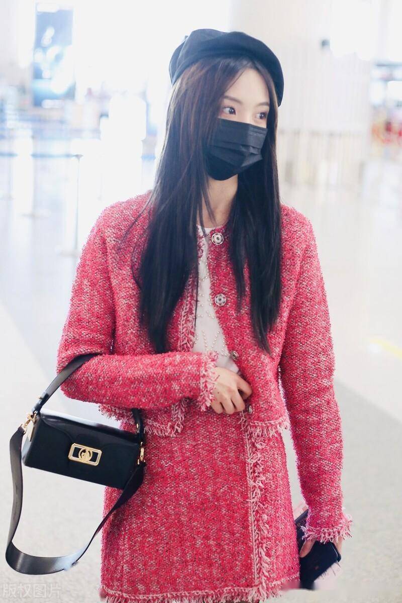 郑乃馨现身北京机场,粉色小香套装甜美靓丽_郑乃馨_北京机场_粉色