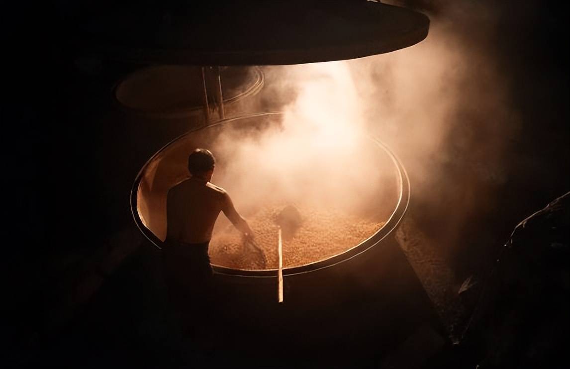 一碟花生米一瓶二锅头,坐飞机茅台随便喝_酿酒_口感_高度