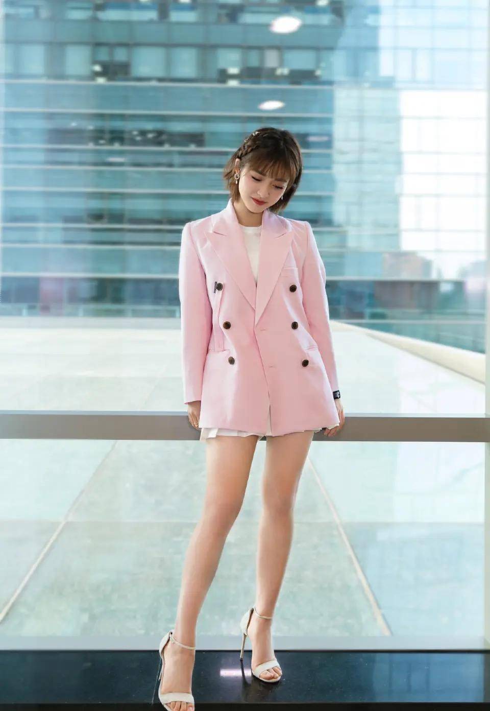 齐耳发沈月俏丽活泼,热裤短裙搭配增高鞋,五五分也可精致时尚_感觉