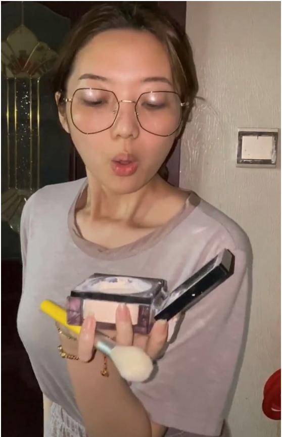 24岁冰柠檬用15年活成了宅男女神_张兆艺_视频_网友