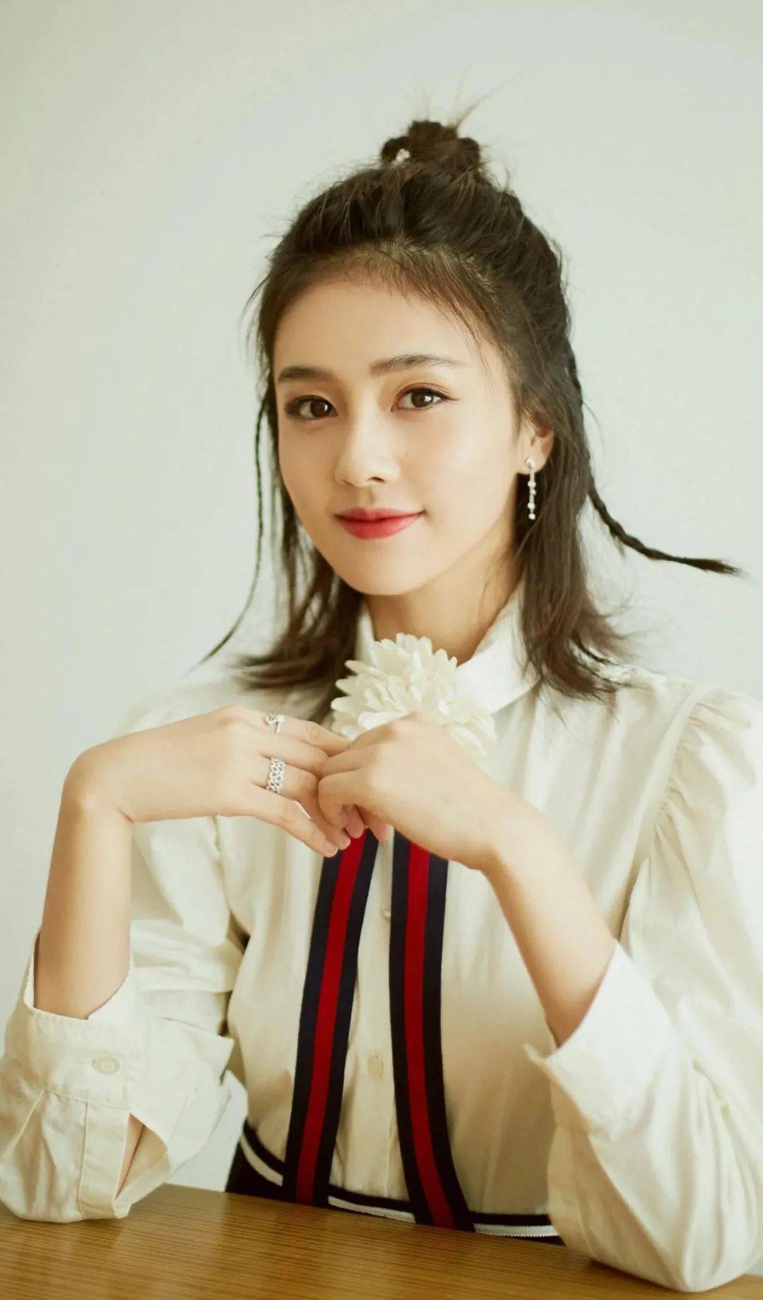 在一般家庭里,这种女儿是最令父母头疼,然而,白鹿的父母却是一股清流