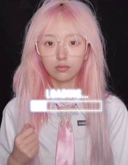 网红机智张罕见淡妆出镜,化身记者文艺气质飙升,比浓