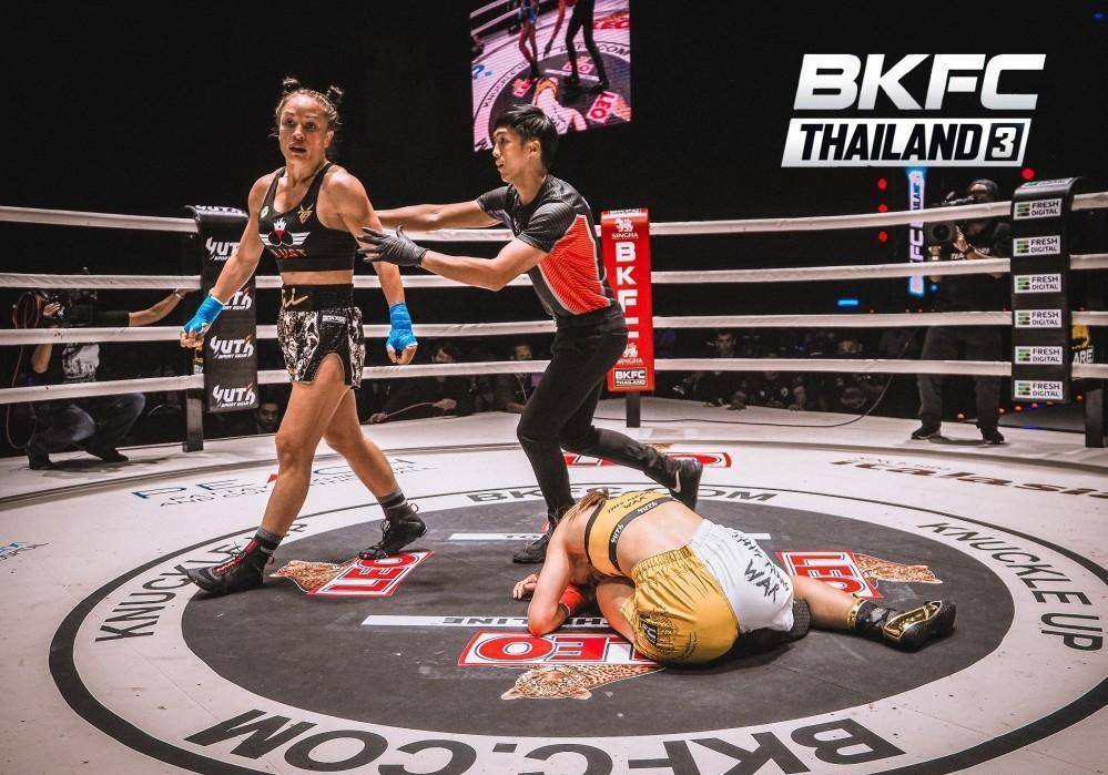 澳洲美女模特裸拳ko对手夺胜,兴奋「露体」庆祝惹争议_tai_emery_比赛