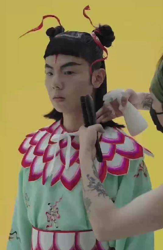 网红垫底辣孩用三样物品变身哪吒,登上顶级时尚大刊,网友喊救命_东西