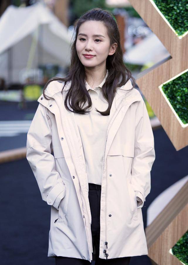 刘诗诗穿衣挺普通的,工装风衣配polo衫都挺复古,但气质好优雅_外套