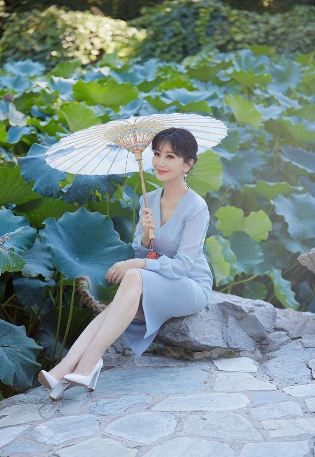 "不老女神"赵雅芝,奔70岁的年纪穿浅色连衣裙,一点也不违和