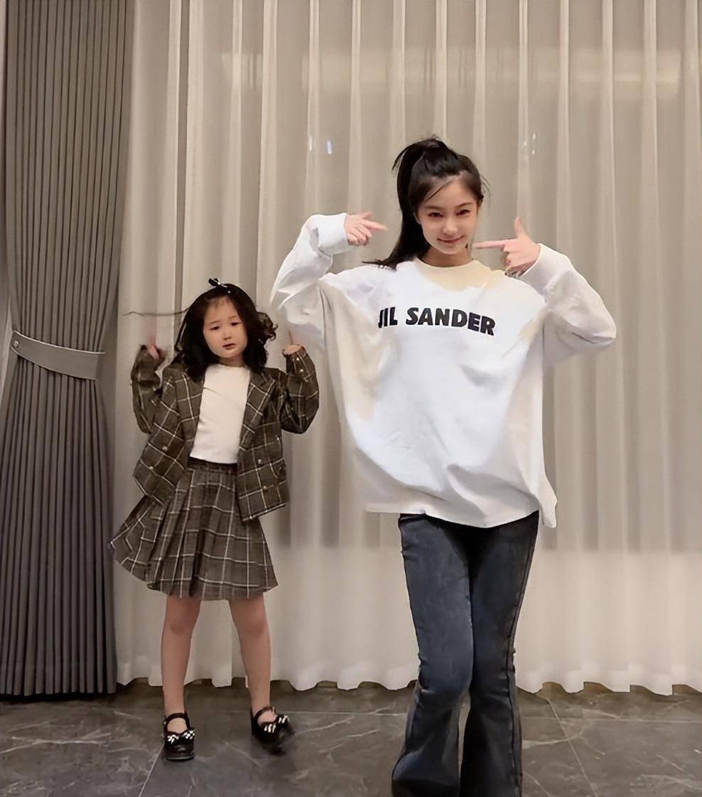 兰妮携兰娜跳舞,扭胯标准长腿尽显似网红,网友:撞脸angelababy_穿着