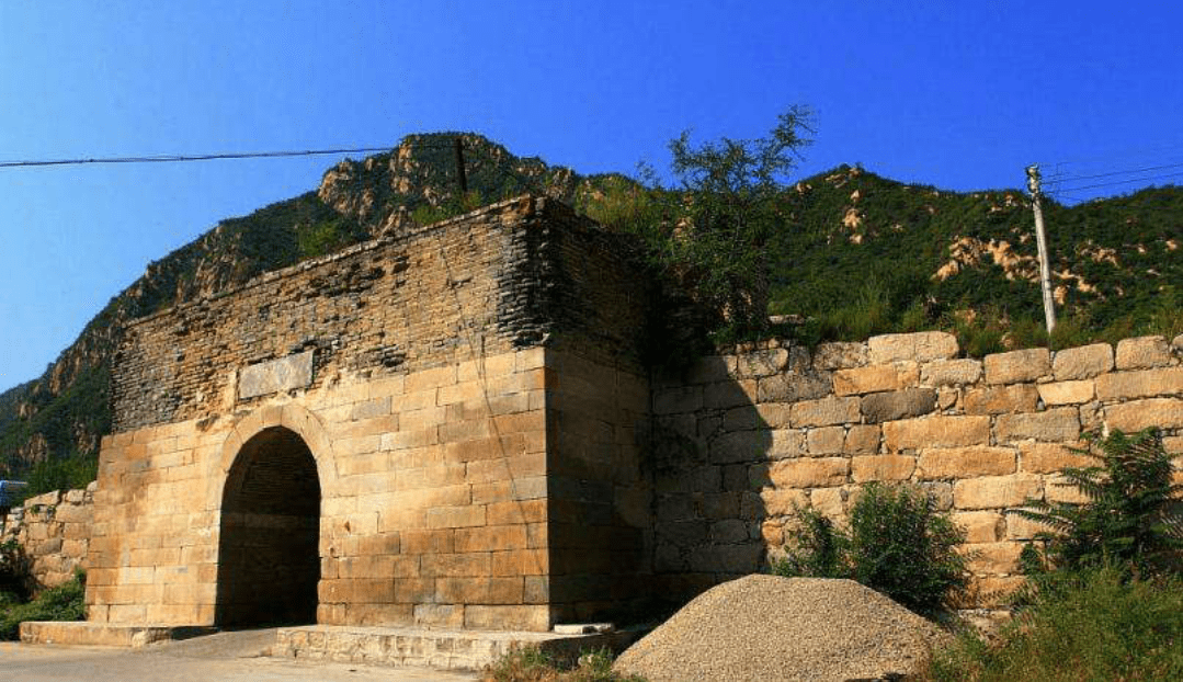 武勝關,兩山之間築有城垣,城門,城樓,是商旅行人必經之路.