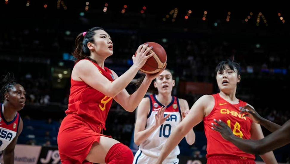 比赛开始后，美国女篮先声夺人，开局打了中国队一个0-9。暂停