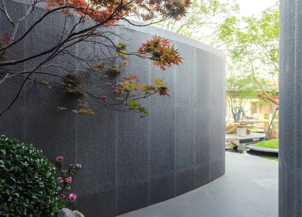 这样的景墙铺装方式,已经在悄悄流行了_托托贝尼_实景_案例