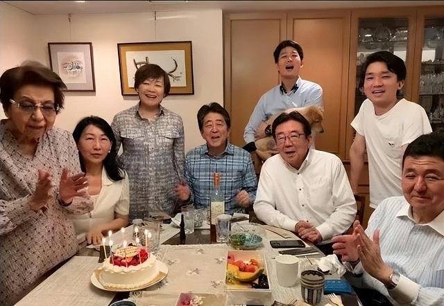 94歲的安倍洋子:丈夫67歲因癌去世,兒子安倍晉三67歲被當街槍殺_岸信