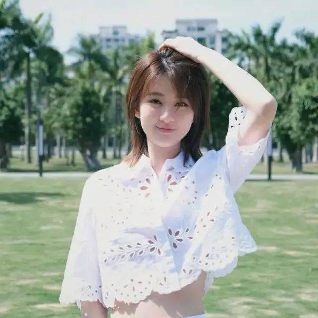 乔欣一改以往无神呆萌，一身白色镂空套装，青春活力少女感十足！_衬衫_的设计_事业