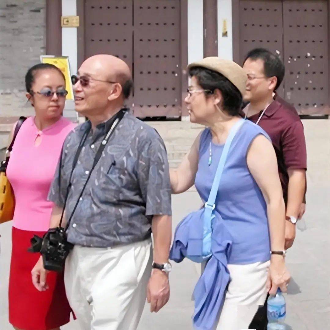 曾经儿女绕身边的他,临到暮年,也只余唯一的儿子张闾琳和女儿张闾瑛陪