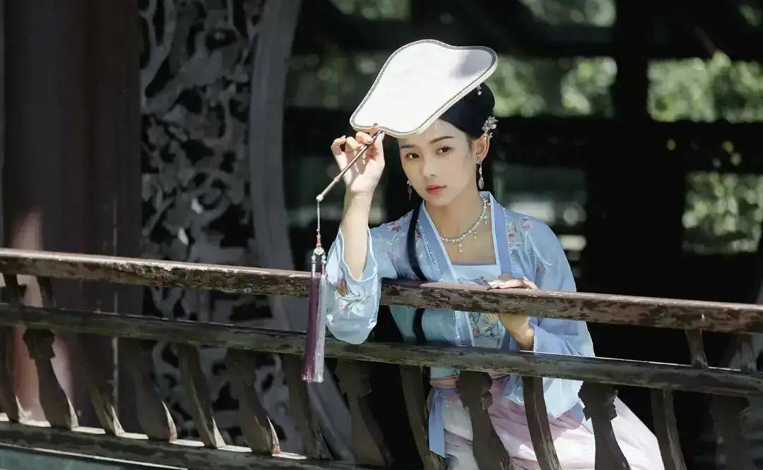 影视女星鲁照华写真合集:甜美可爱,气质迷人_电视剧_演艺_张一娟