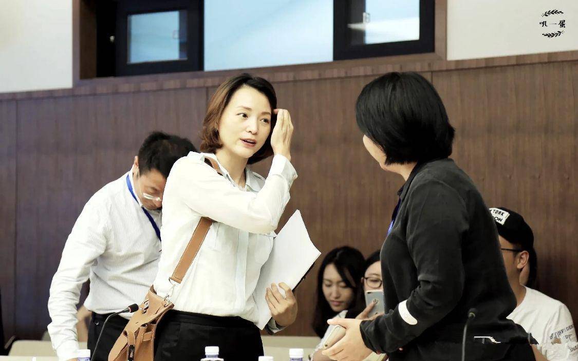 董卿参加研讨会 脸上有斑超多皱纹 但打扮知性浑身透着诗书气息 颜色 时候 感觉